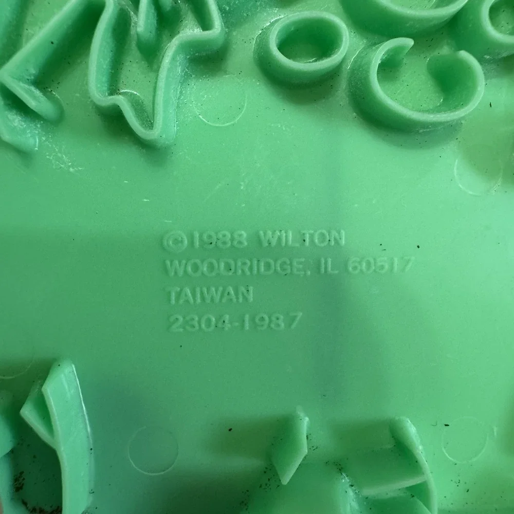 Wilson Vintage Plastic Cookie Cutters Dinosaurs Dragons Boat‎ and Plane 1988-90